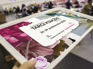 KSIAZKA'23-podkladki-pod-tacki.webp